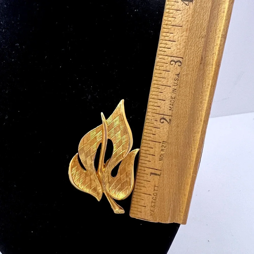 Vintage Gold Tone Textured Leaf Brooch Botanical Mid Century Modern Pin